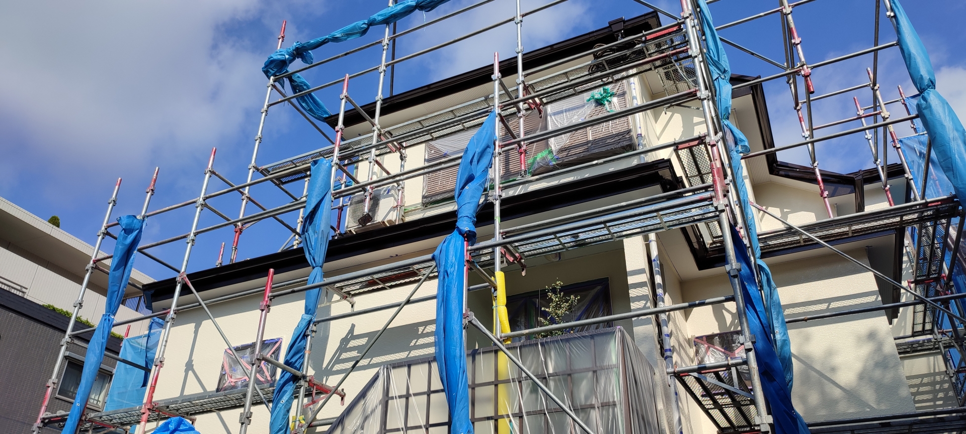 お隣さんがカバー工法で大満足したと聞いたので、我が家もカバー工法と決めていました